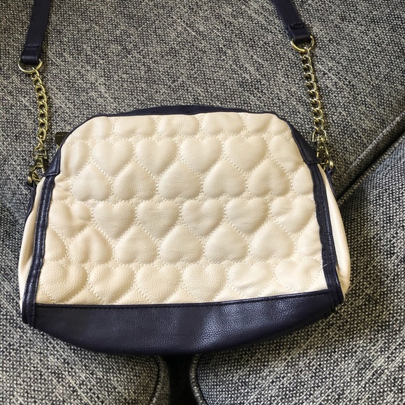 Betsey Johnson Quilted Heart Bow Crossbody/Purse - Picture 5 of 7